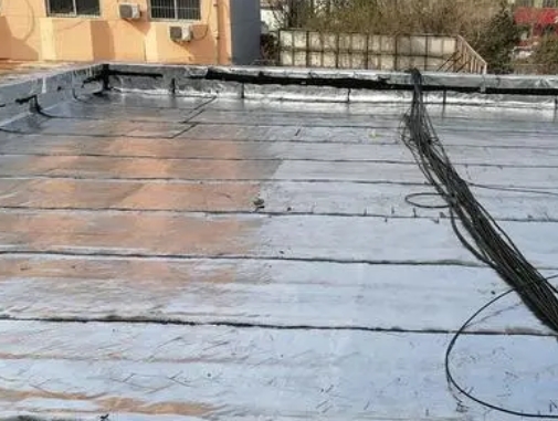 通道卫生间漏水维修公司分享下通道屋面楼顶防水刚性防水层施工要点。